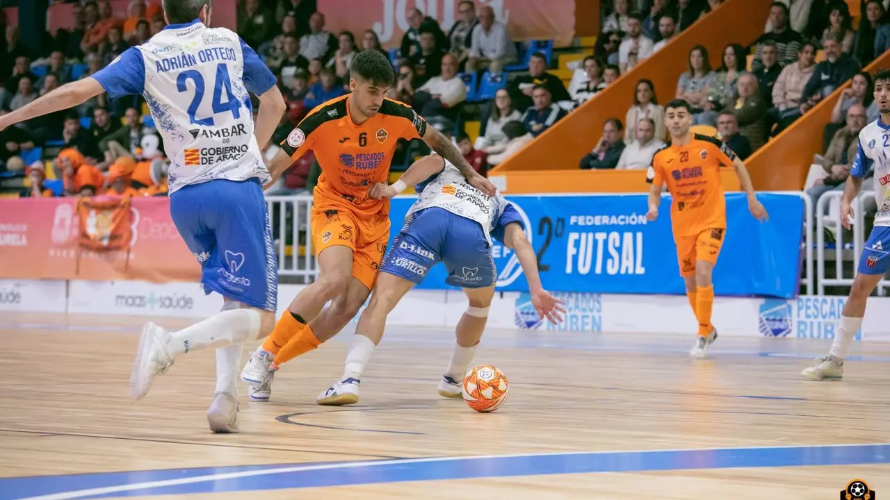 Adri Ortego busca llegar a tapar un tiro | Foto: Burela FS