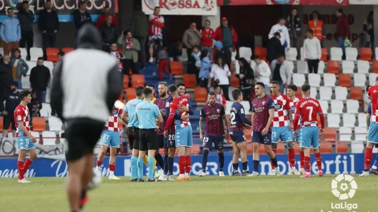 Los jugadores del Huesca y el Lugo al t&eacute;rmino del partido disputado en tierras gallegas. Fptp: LaLiga