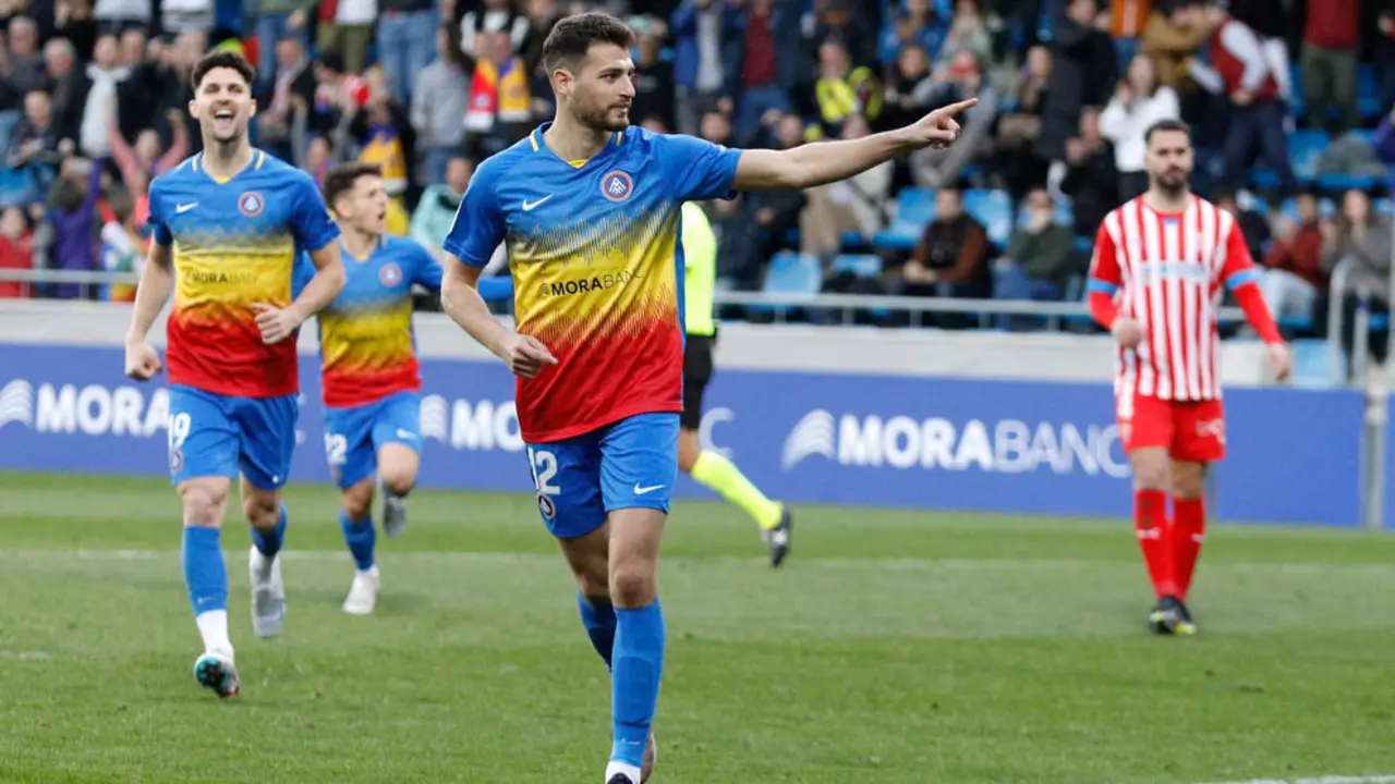 Sinan Bakis celebra, mientras el Zaragoza busca un goleador | Foto: Diari d&acute;Andorra / Fernando Galindo