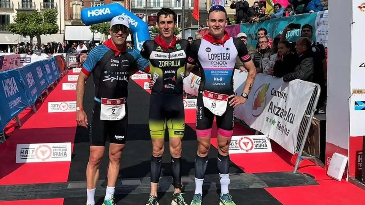 Zorrilla, en el centro de la imagen, con quienes le acompa&ntilde;aron en el podio del Media Distancia de triatl&oacute;n de Pamplona. Foto: Cedida