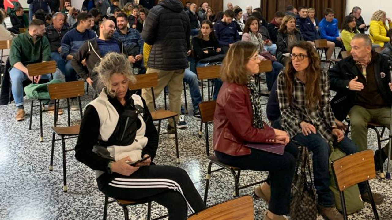 Socios del CH Jaca que participaron en la votaci&oacute;n el presidente de la entidad. Foto: CH Jaca
