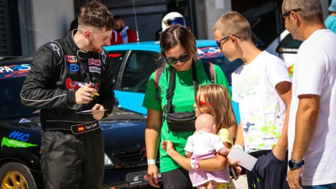 Un piloto firma un aut&oacute;grafo en una anterior edici&oacute;n del Napa Racing Weekend. Foto: Carlos Casimiro