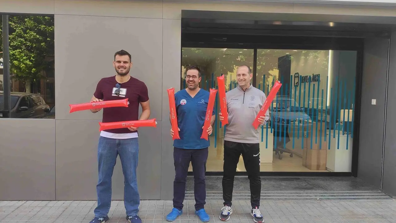 Rodrigo Benites y Nolasco flanquean a Aitor Murillo, cuya clinica dental patrocina el Bada Huesca Bidasoa de este s&aacute;bado. Foto: Sportaragon