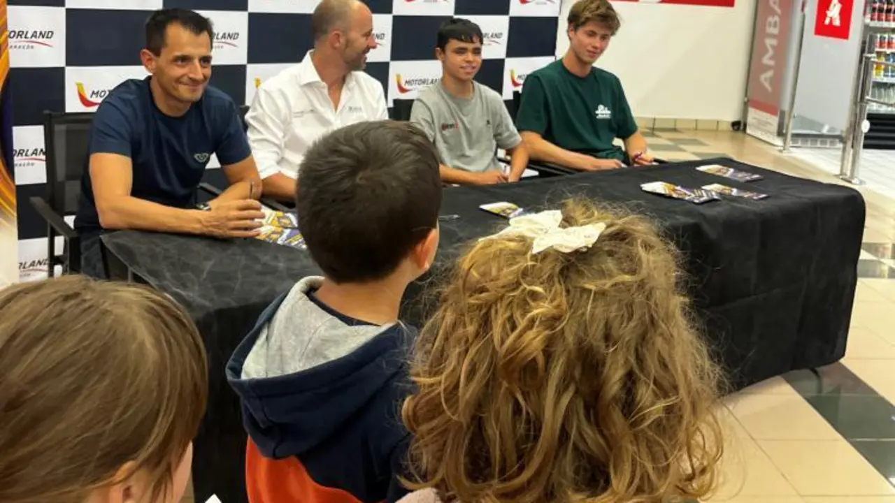 Firmas de los pilotos a aficionados en Alca&ntilde;iz. Foto: MotorLand