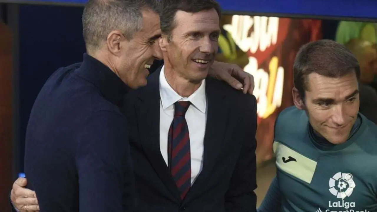 Gaizka Garitano y Ziganda se saludan en el t&uacute;nel de vestuarios del Huesca antes del partido contra el Eibar. Foto: LaLiga