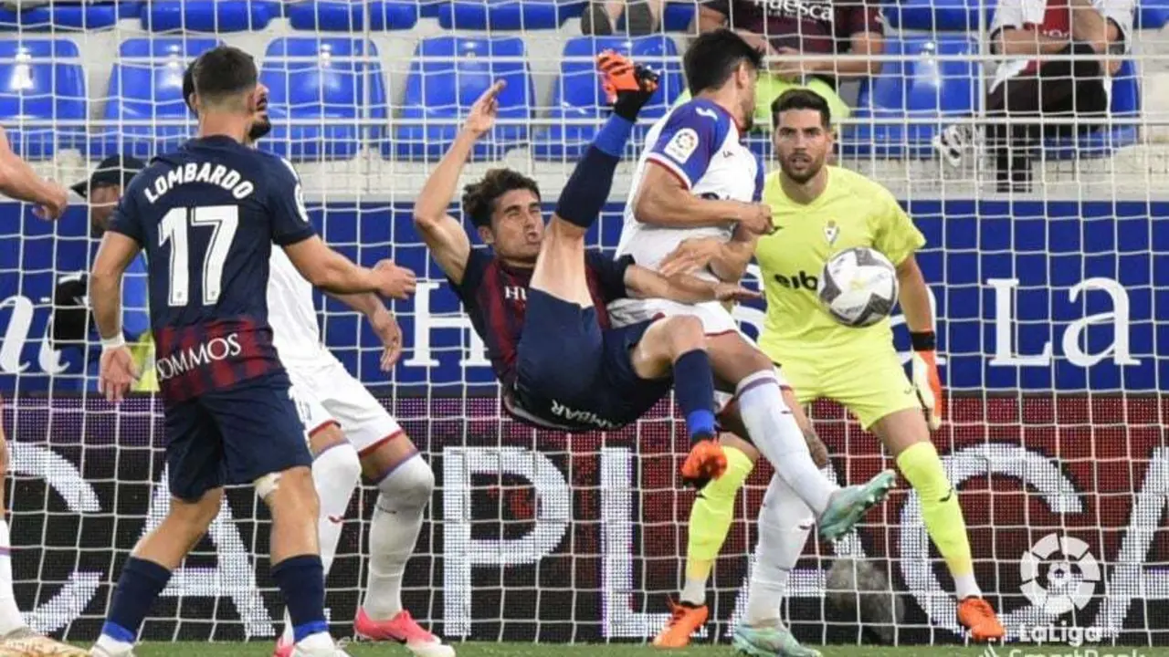 Javi Mart&iacute;nez intenta una chilena en la primera parte del Huesca Eibar. Foto: LaLiga