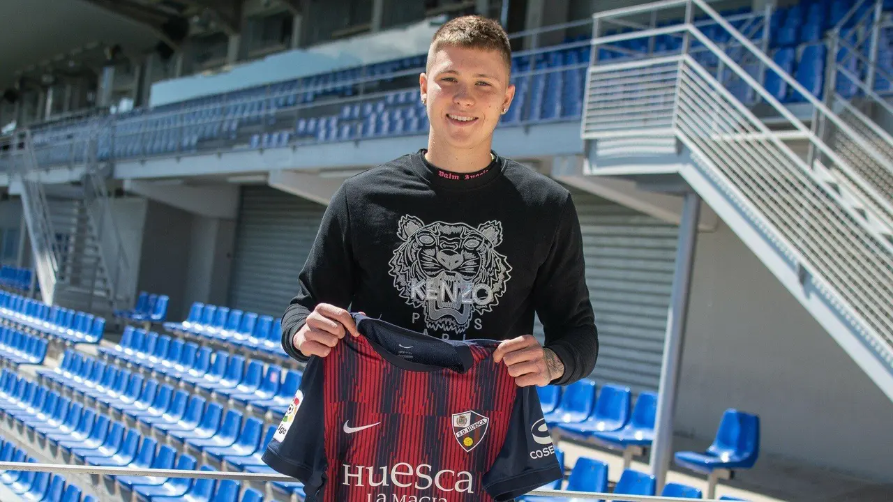 Diego Aznar posa con la camiseta de la SD Huesca 2023/24 | Foto. SDH