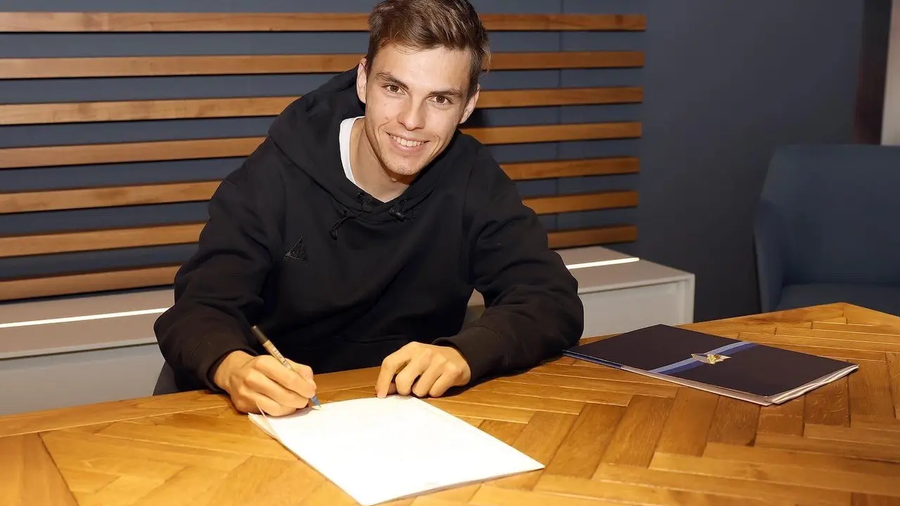 Aleix Febas en la firma de su contrato con el M&aacute;laga. Ahora, una vez que ha ejecutado su cl&aacute;usula de desenganche, muchos se posicionan por su fichaje | Foto: M&aacute;laga CF