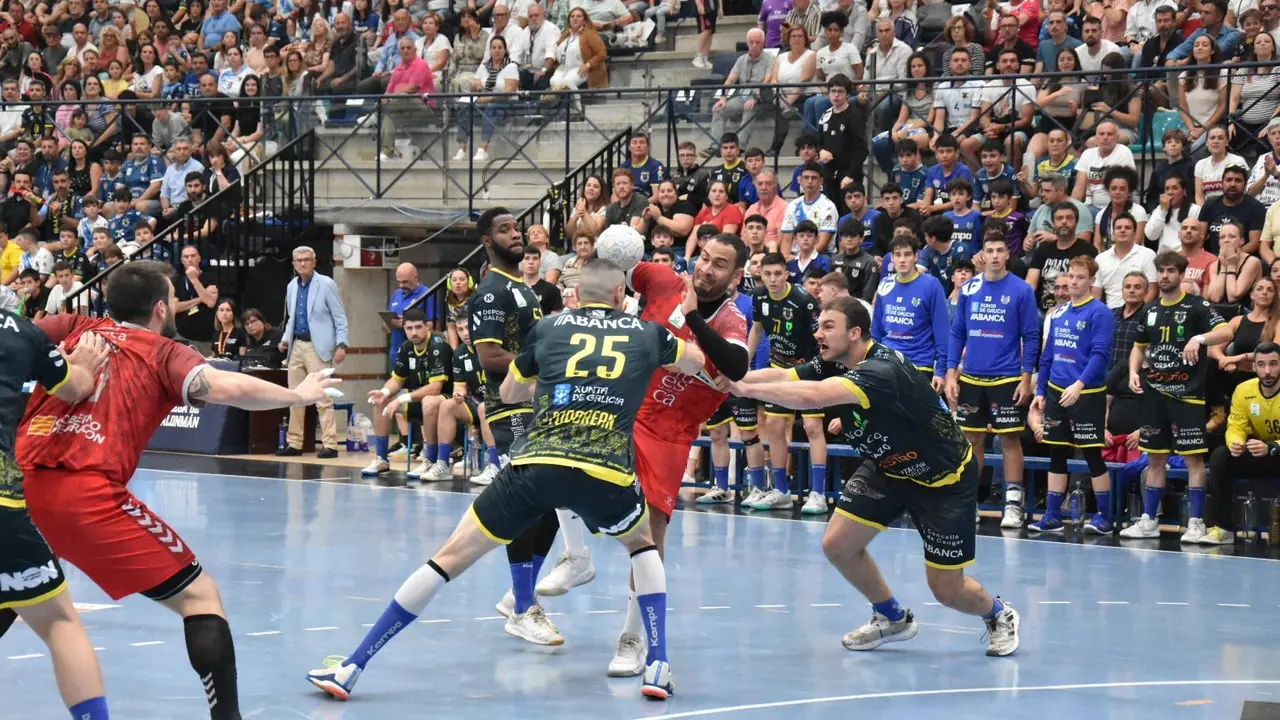 Dij&agrave; volvi&oacute; a dejar destellos de su clase en el partido del Bada disputado ante un Cangas que jugar&aacute; por la permanencia en la ASOBAL. Foto: Ra&uacute;l Fonseca