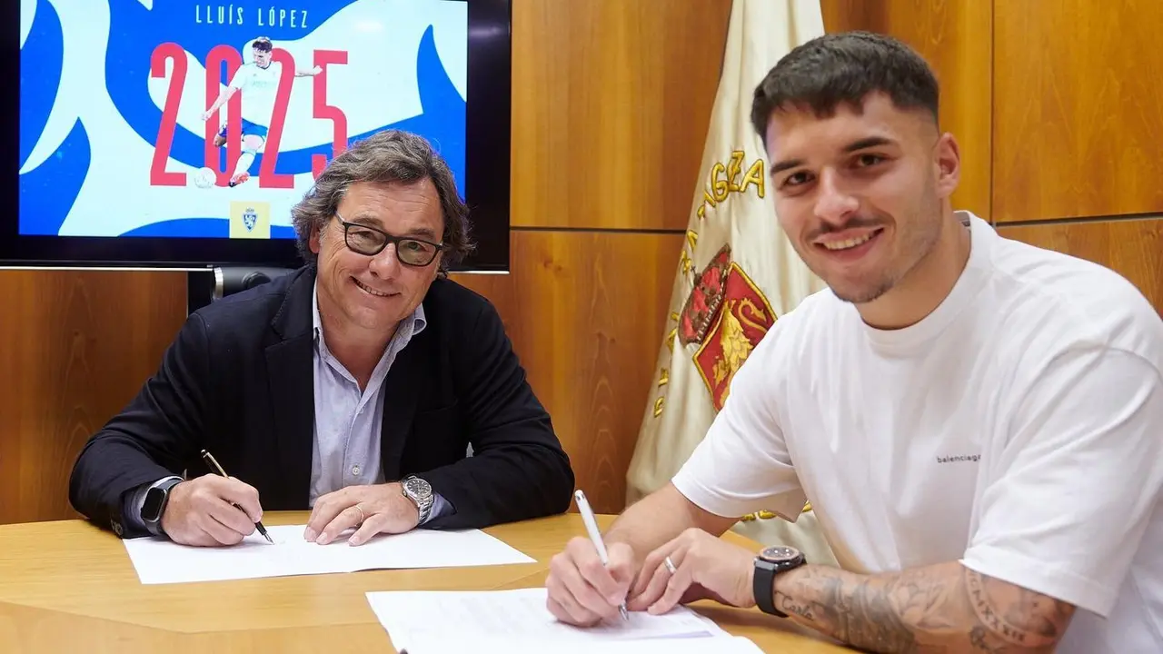 Llu&iacute;s L&oacute;pez posa junto a Ra&uacute;l Sanlleh&iacute; en la foto de su renovaci&oacute;n | Foto: Tino Gil / RZ