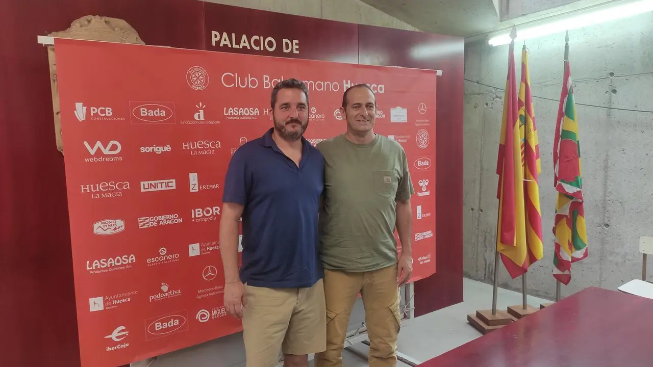 Dani Ib&aacute;&ntilde;ez y Jos&eacute; Francisco Nolasco, en la imagen, tras la rueda de prensa donde se ha dado a conocer la continuidad del t&eacute;cnico. Foto: Sportaragon