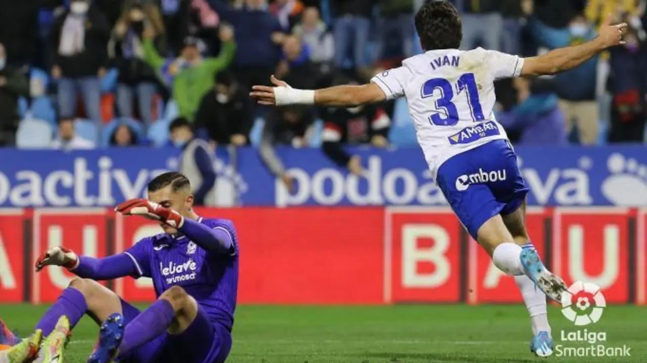 Az&oacute;n celebrando un gol en La Romareda | LaLiga