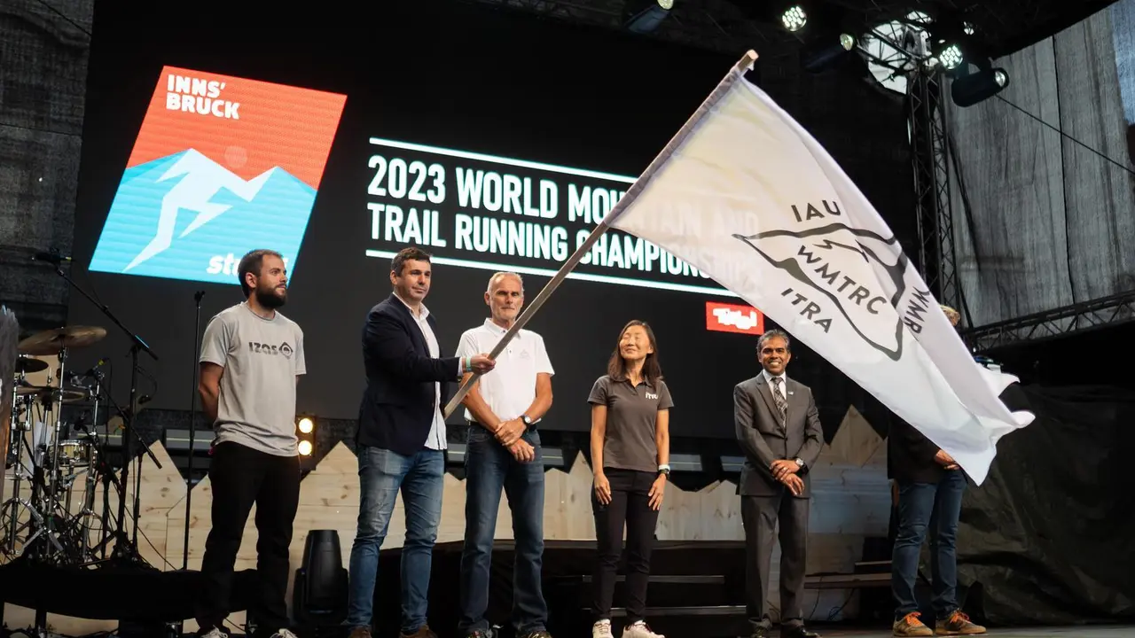El alcalde de Canfranc ondea la bandera del Mundial de Monta&ntilde;a y recoge as&iacute; el testigo de Innsbruck 2023. Foto: S.M.