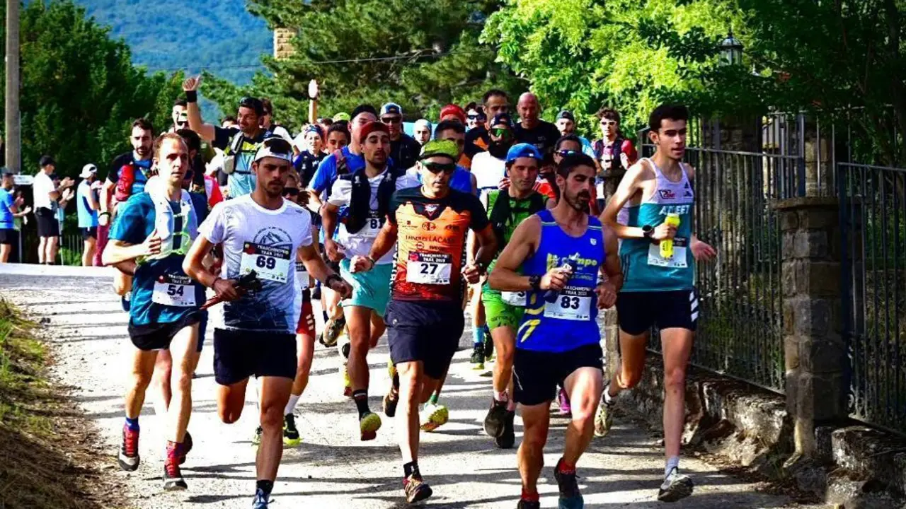 Salida de la 21K de la Traschinepro Trail, con &Aacute;lvaro Osanz a la derecha de la imagen que luego entr&oacute; en meta en solitario. Foto: Carolina Gay