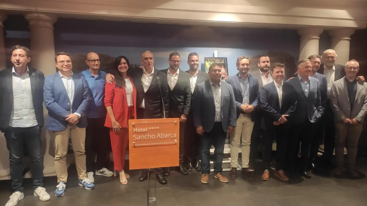 Fotograf&iacute;a de directivos del CB Pe&ntilde;as con la  previsible alcaldesa de Huesca y el pr&oacute;ximo presidente de la DPH. Foto: Sportaragon