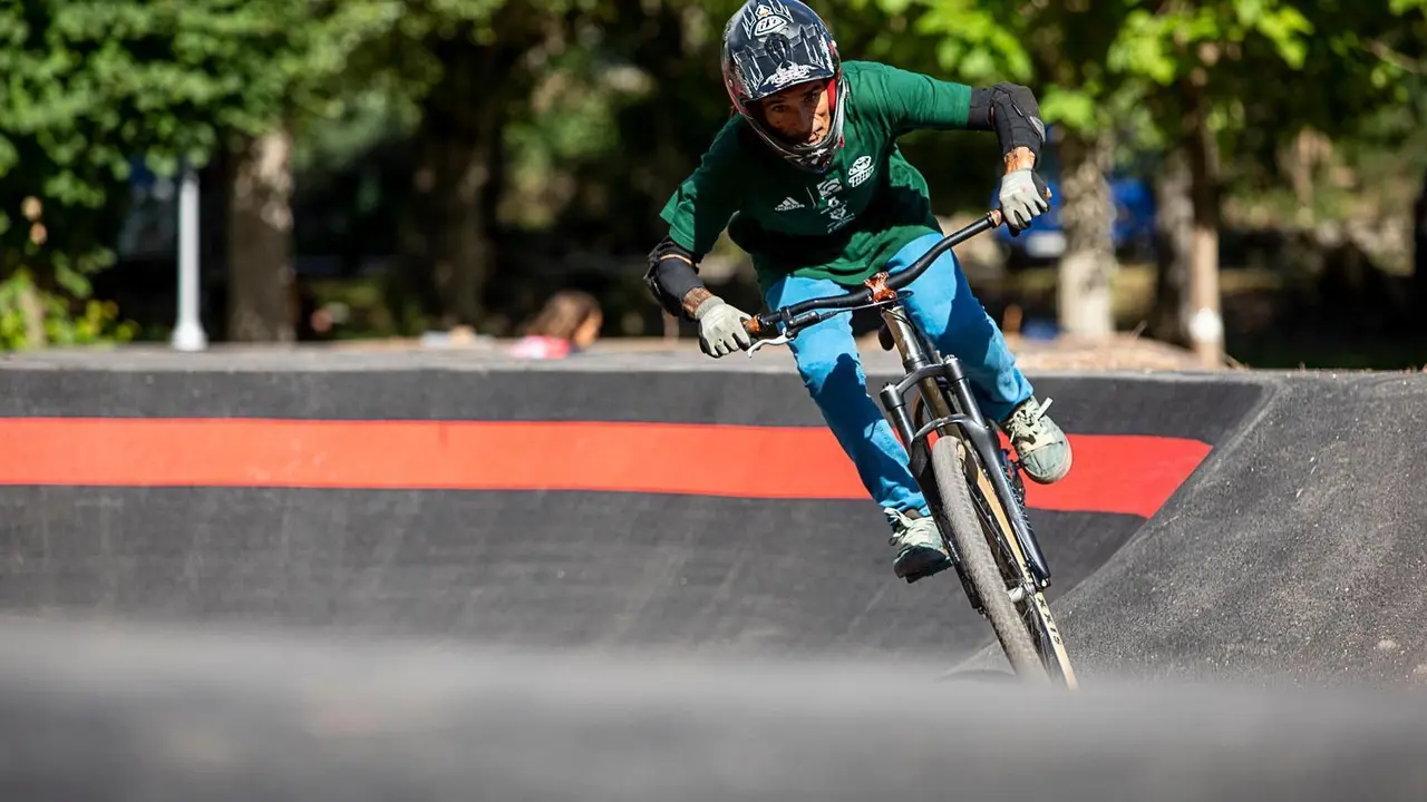 Pilotando sobre el Pump Track de Castej&oacute;n de Sos. Foto: Puro Pirineo