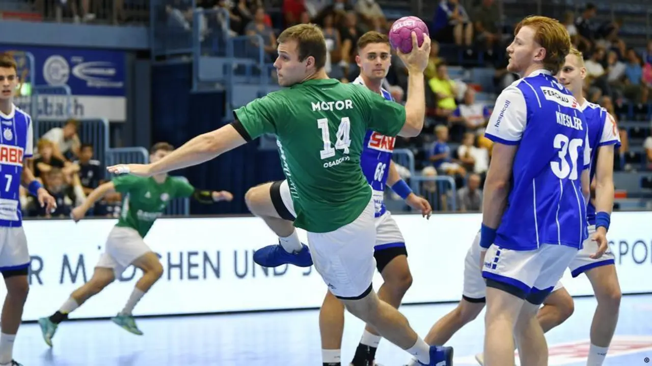 El nuevo pivote del Bada Huesca en un partido con el HC Motor. Foto: J&uuml;rgen Augst/Eibner/IMAGO