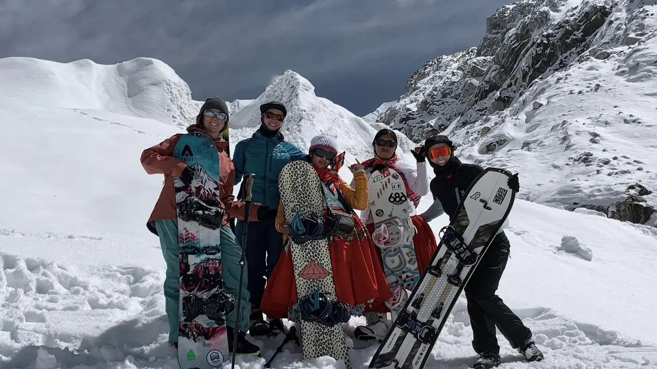 Ana Salvador, a la derecha de la imagen, con Paula Carro, Paz Senderos y las Cholitas escaladoras. Foto: Cedida