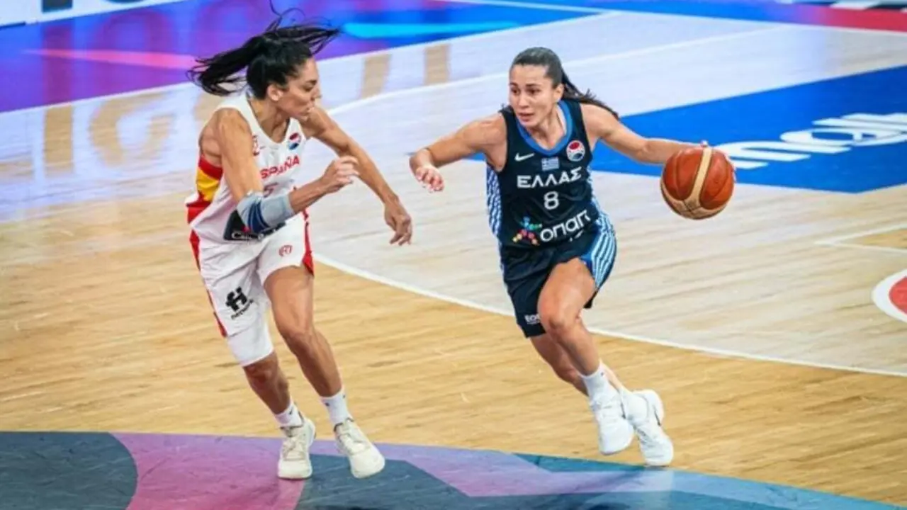 Cristina Ouvi&ntilde;a, en una acci&oacute;n defensiva ante Grecia | Foto: FIBA