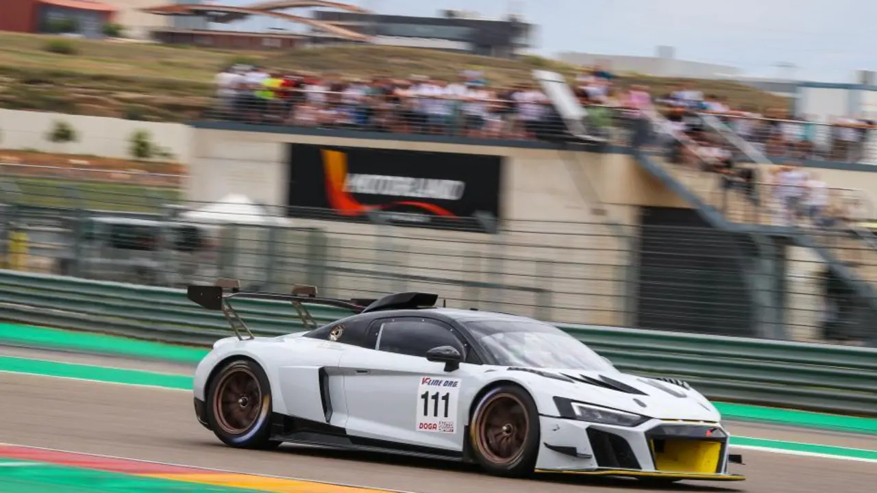 El R8, en la imagen, pilotado por Daniel Carretero y Pablo Yaragui fue uno de los grandes protagonistas del domingo en MotorLand. Foto: Cedida