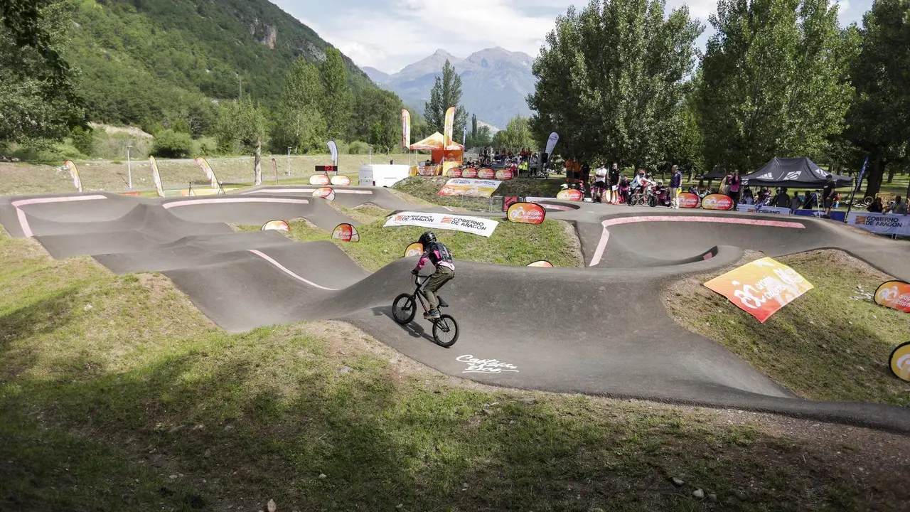 El pump track de Castej&oacute;n de Sos atrajo a numeroso p&uacute;blico este fin de semana. Foto: Cedida