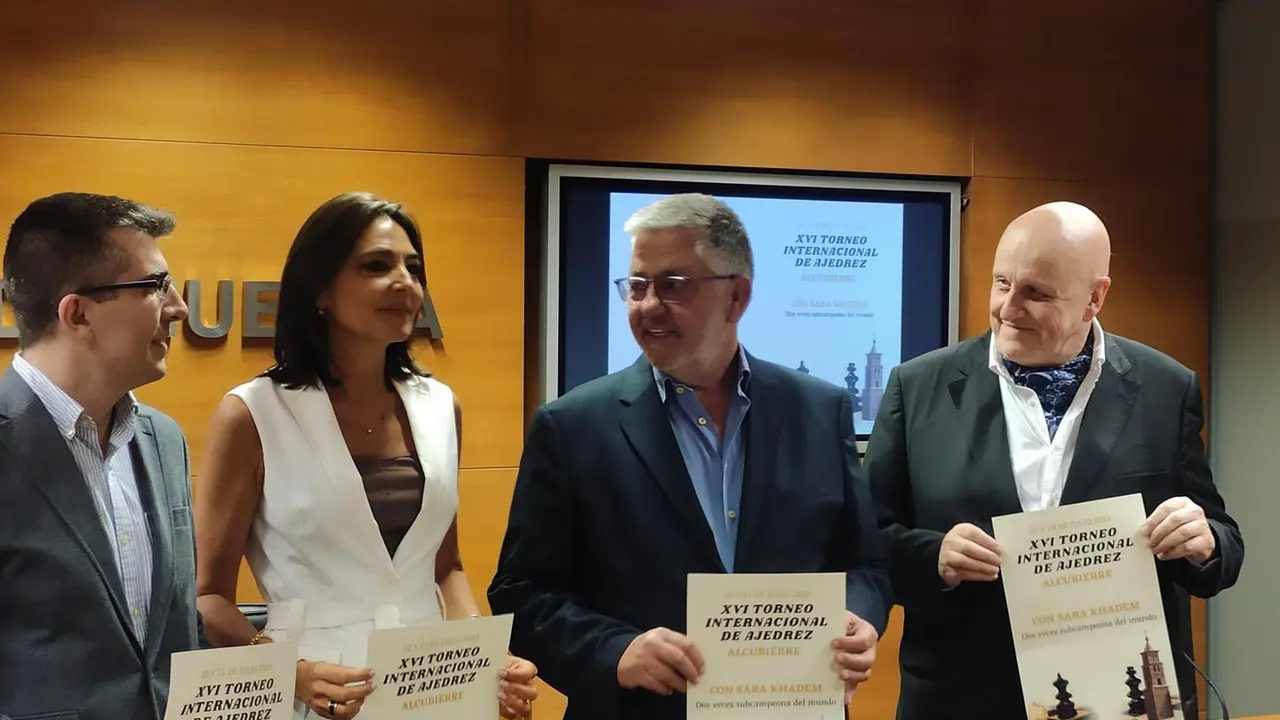 De izquierda a derecha Rub&eacute;n Cajo, la diputada Celsa Rufas, Pedro Su&ntilde;&eacute;n y Leontxo Garc&iacute;a. Foto: Sportaragon