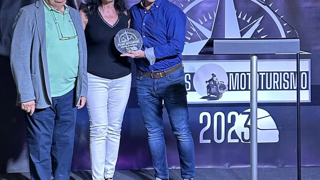 Fernando Blasco, a la derecha de la imagen, recibi&oacute; los premiios a dos de las propuestas presentadas para conocer la provincia sobre una moto. Foto: Cedida