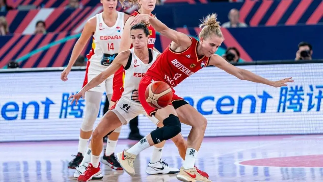 Leo Fiebich  pelea por un bal&oacute;n | Foto: FIBA