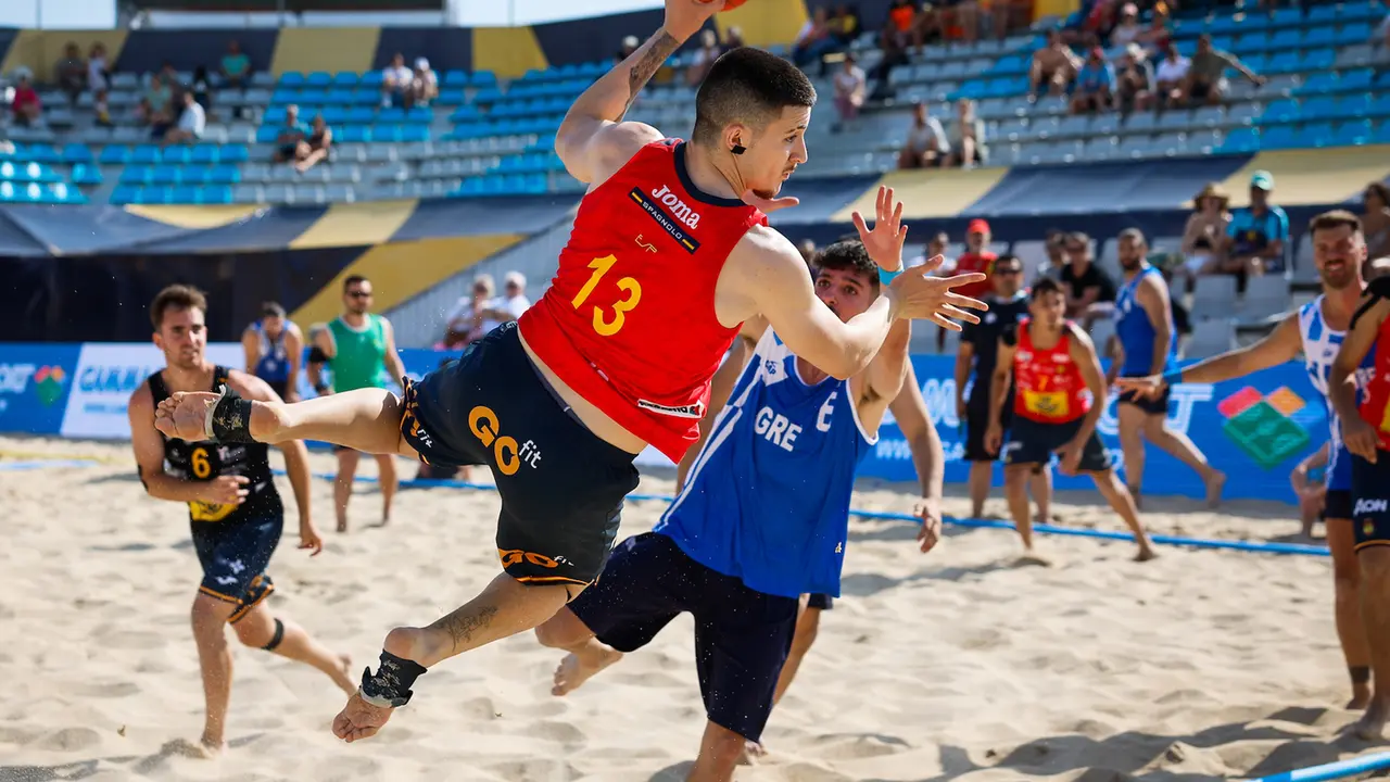 Domingo Mosquera, en la imagen, ha contribuido para que Espa&ntilde;a se llevara el oro en el europeo de balonmano playa. Foto: Rfebm