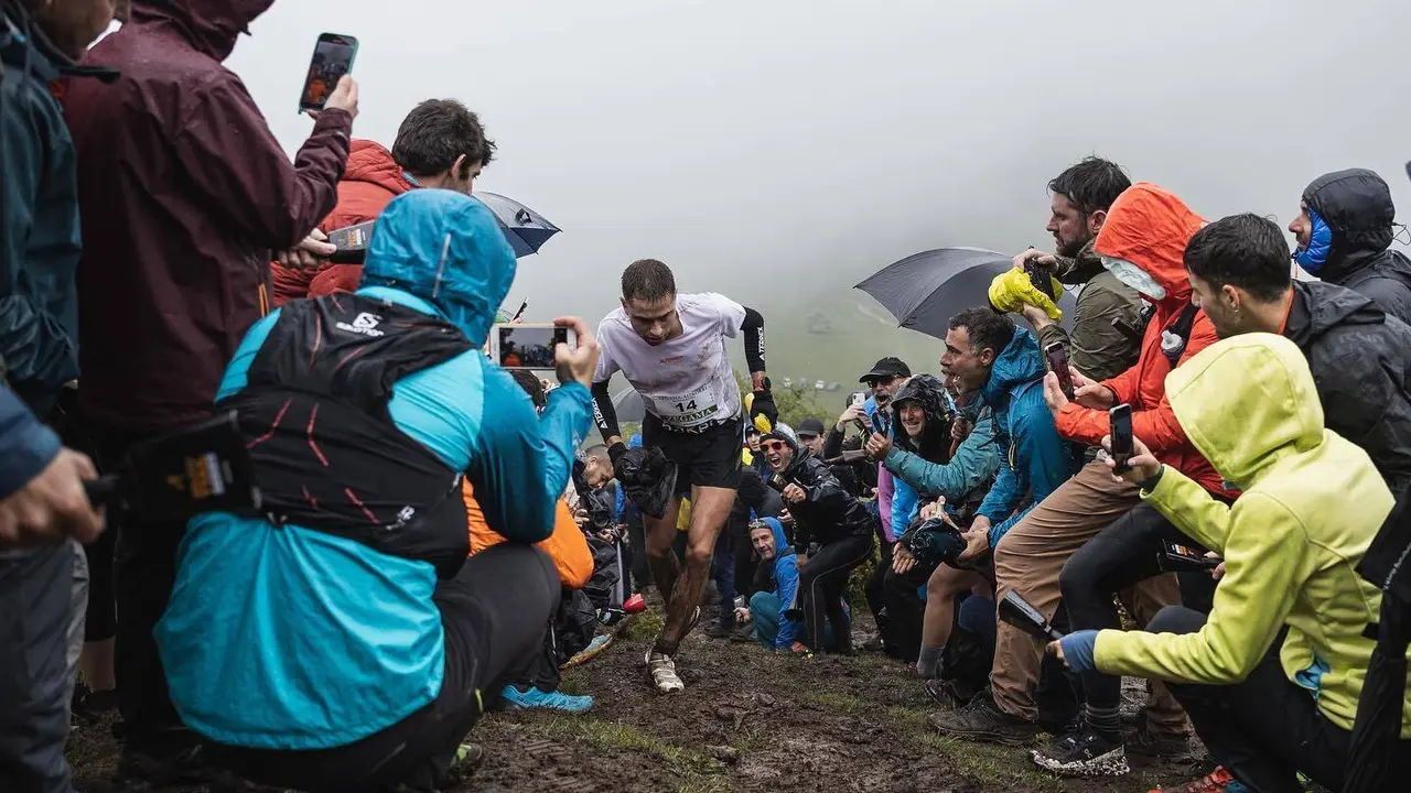 Dani Osanz, en la imagen, entre el p&uacute;blico que siempre anima en la Zegama-Aizkorri. Foto: CFB Dani Osanz