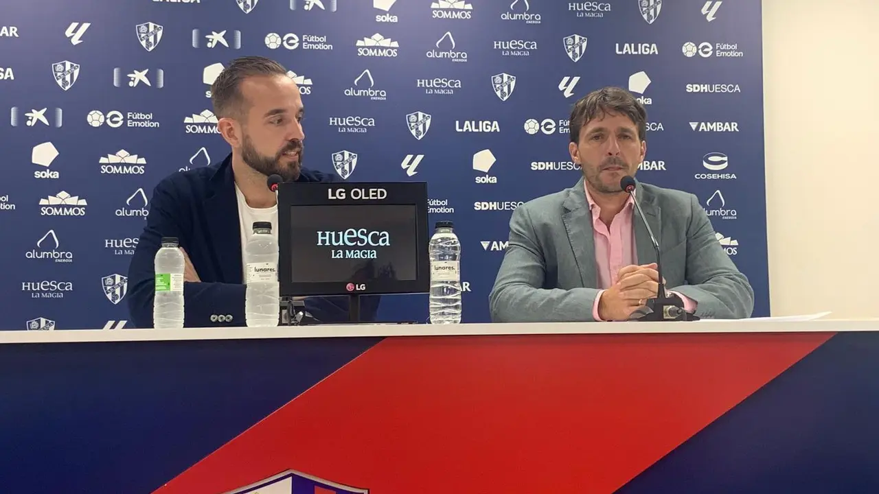 Josete Ortas, en la presentaci&oacute;n de la nueva firma responsable de la camiseta de la SD Huesca, Carlos S&aacute;nchez Broto (i). Foto: Sportaragon