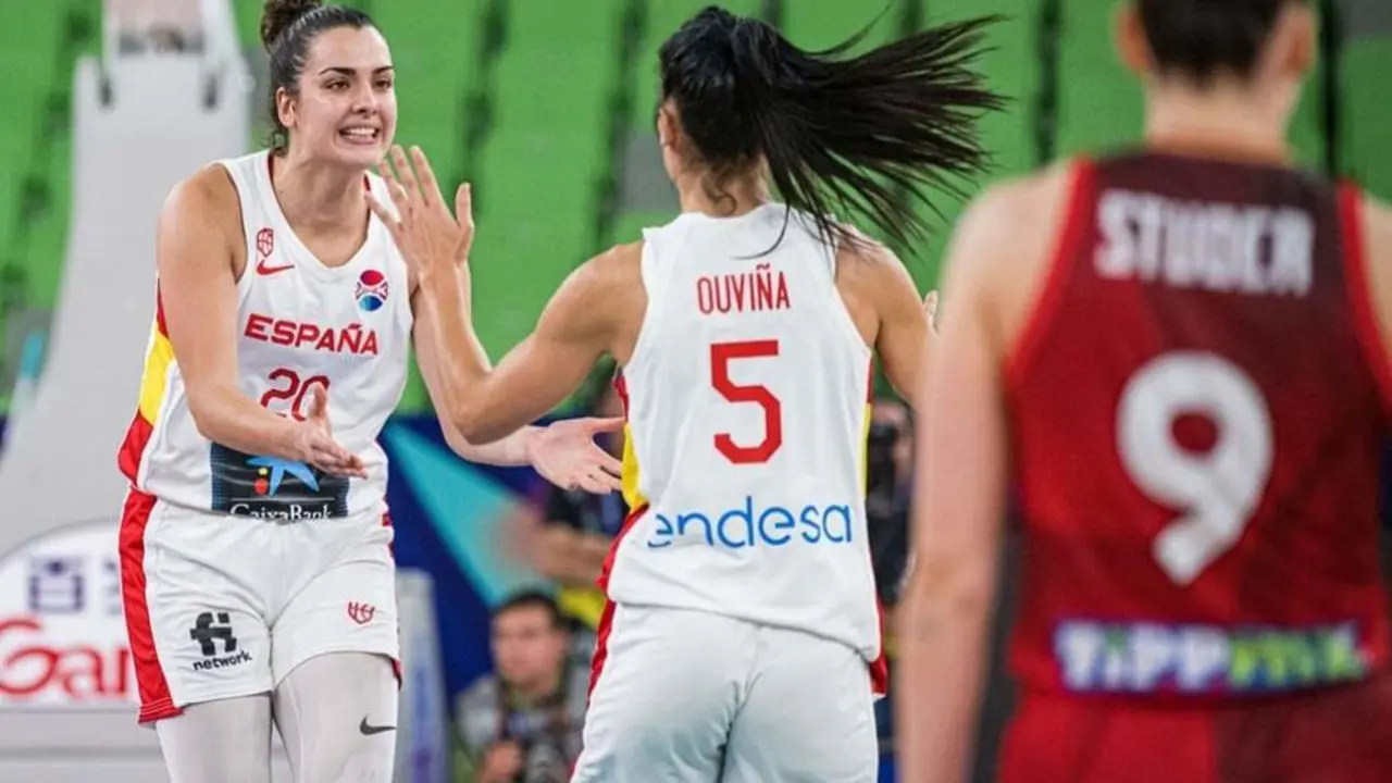Cristina Ouvi&ntilde;a se felicita con Paula Ginzo | Foto: FIBA