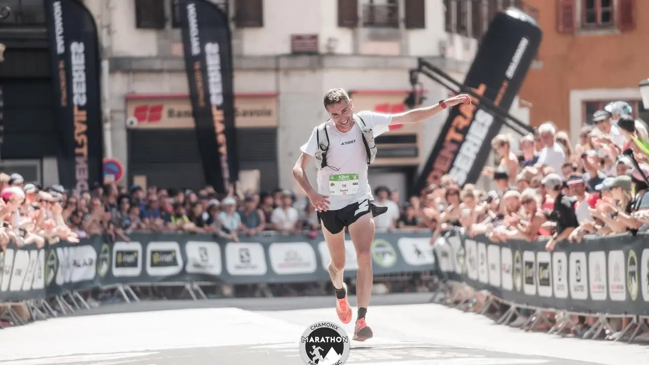 Dani Osanz entra en meta en el Marat&oacute;n del Mont-Blanc. Foto: Golden Trail Series