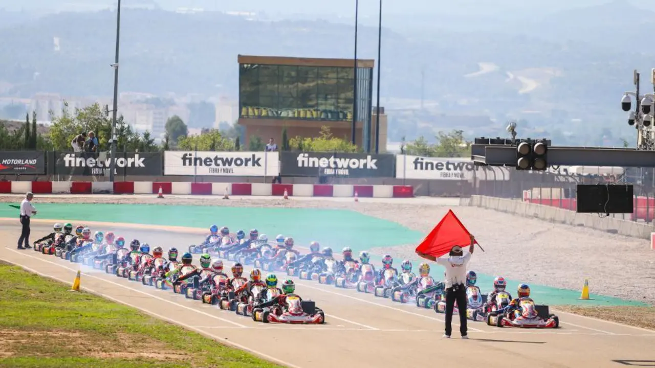 Salida de una de las carreras de karts del campeonato de Espa&ntilde;a celebrado sobre el asfalto de MotorLand. Foto: Carlos Casimiro