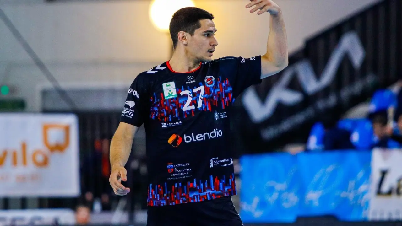 &oacute;Scar Garc&iacute;a, nuevo central del Bada Huesca defendiendo el Sinf&iacute;n. Foto: Cedida