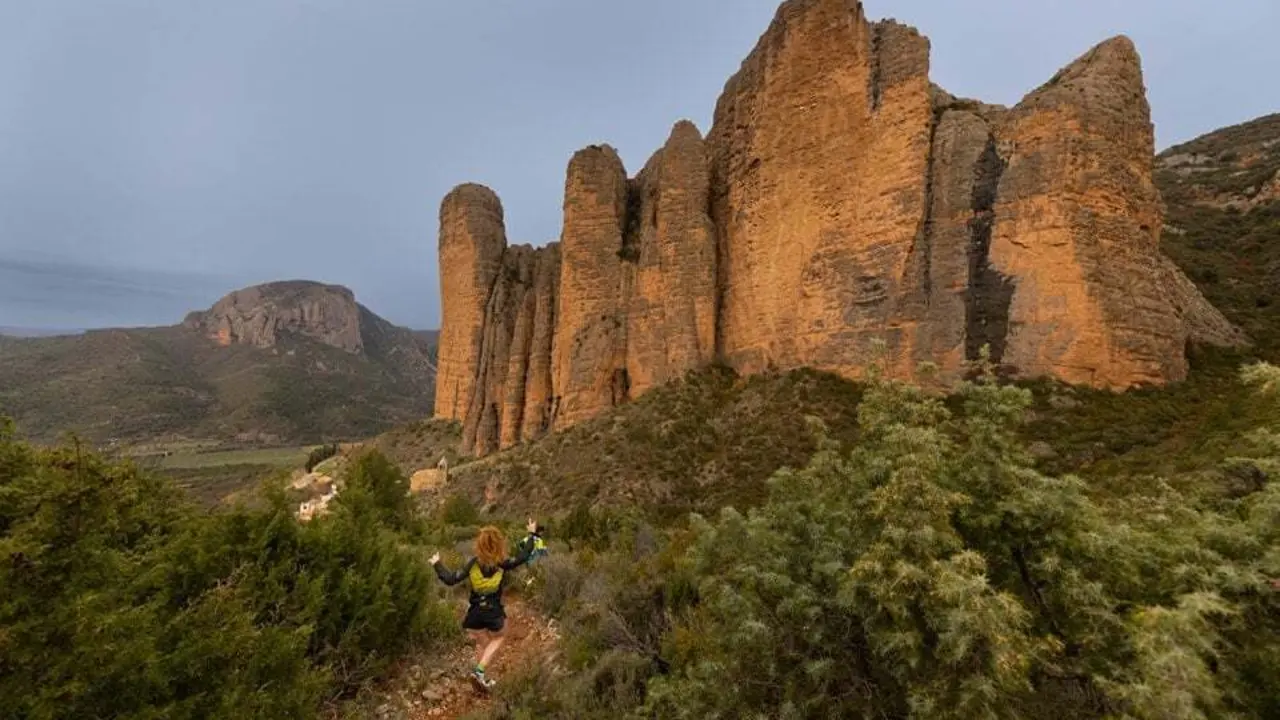 Una corredora en la edici&oacute;n anterior con los espectaculares Mallos de Riglos al fondo. Foto: Mikael Helsing