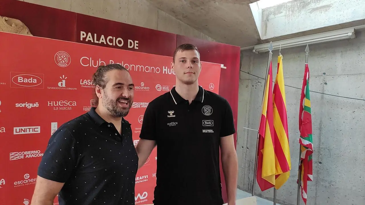 Danylo con Nestor Oliva en la presentaci&oacute;n del pivote como jugador del Bada Huesca. Foto: Sportaragon