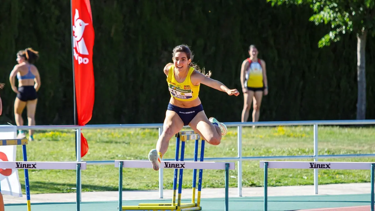 Julia Aranda saltando una valla. Foto: V&iacute;ctor Vieytes