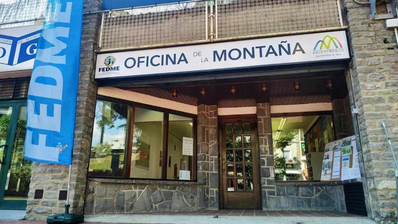 Imagen de la Oficina de la Monta&ntilde;a que la FEDME gestiona en Jaca. Foto: &Iacute;&ntilde;igo Ayll&oacute;n