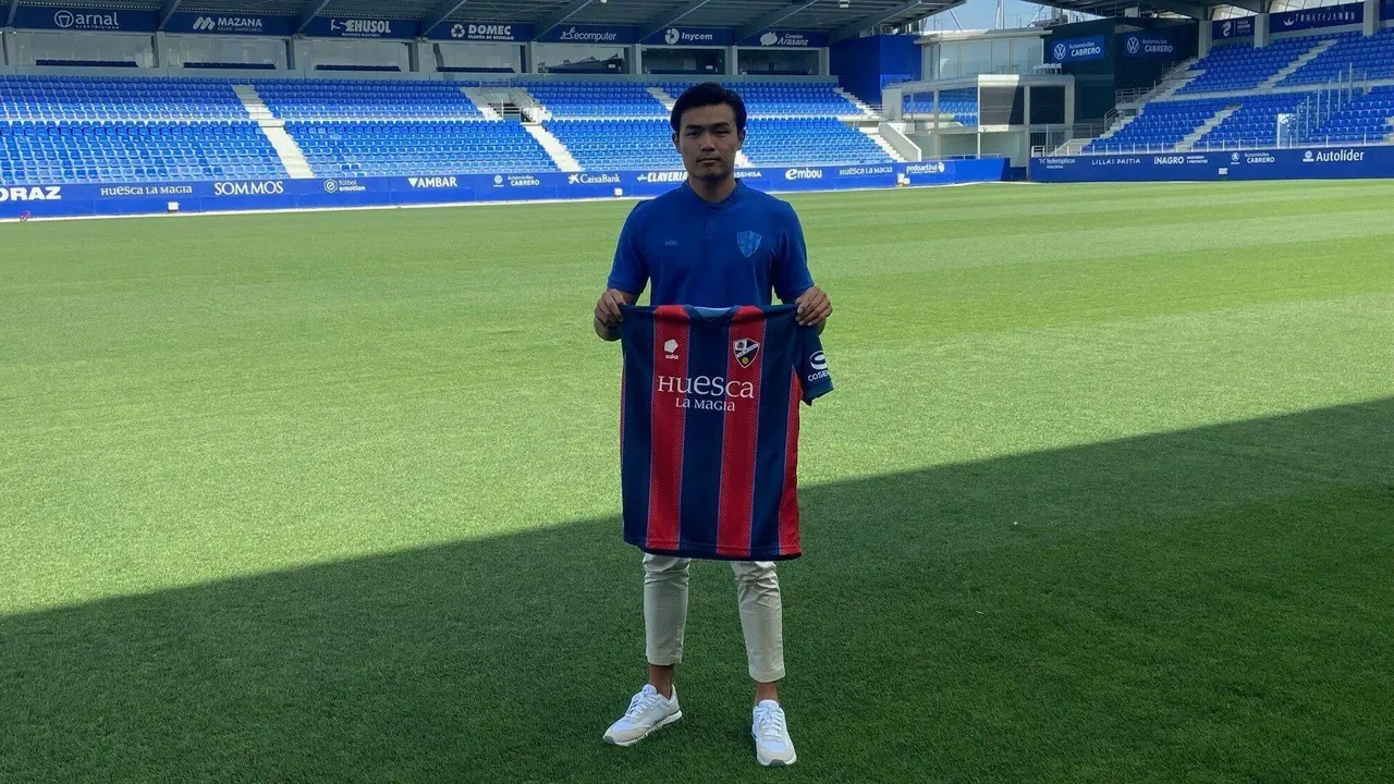 Li Changyi con la camiseta del Huesca