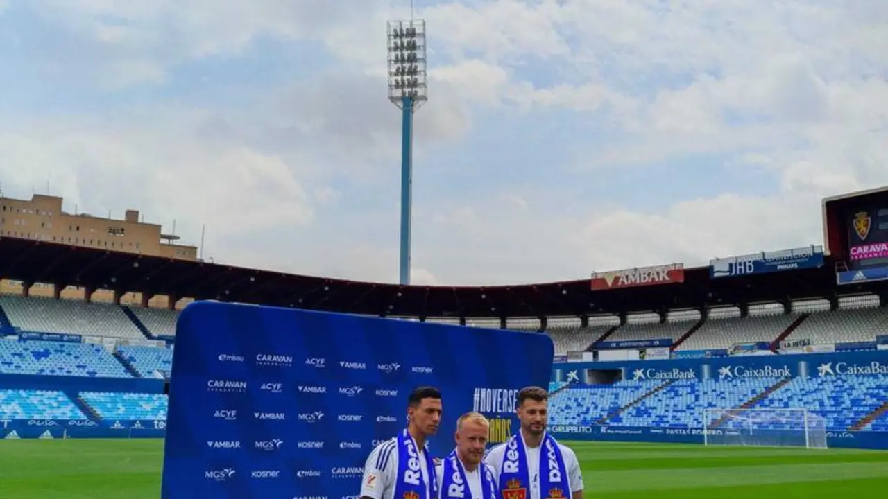 Maikel Mesa, Quentin Lecoeuche y Sinan Bakis, en su presentaci&oacute;n como nuevos futbolistas del Real Zaragoza. | Foto: Pablo Gomoll&oacute;n