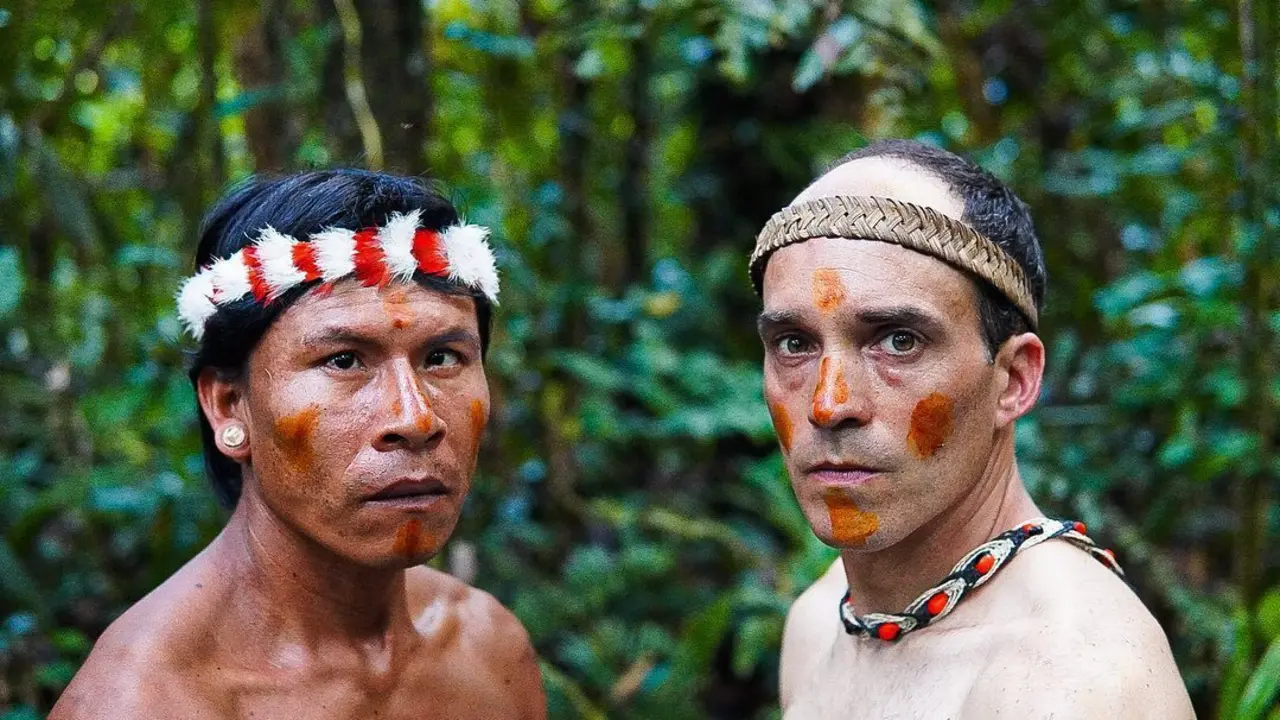 'Iru' con un nativo Huaraon&iacute; en el Amazonas de Ecuador. Foto: I. I.