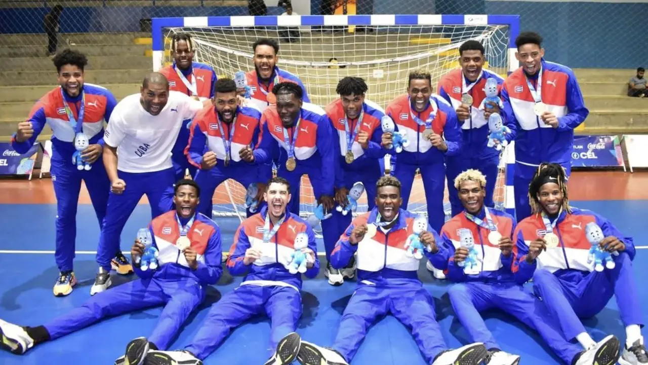 Cordi&eacute;s, el tercero de pie arriba por la izquierda, con sus compa&ntilde;eros de la selecci&oacute;n de Cuba. Foto: Cedida