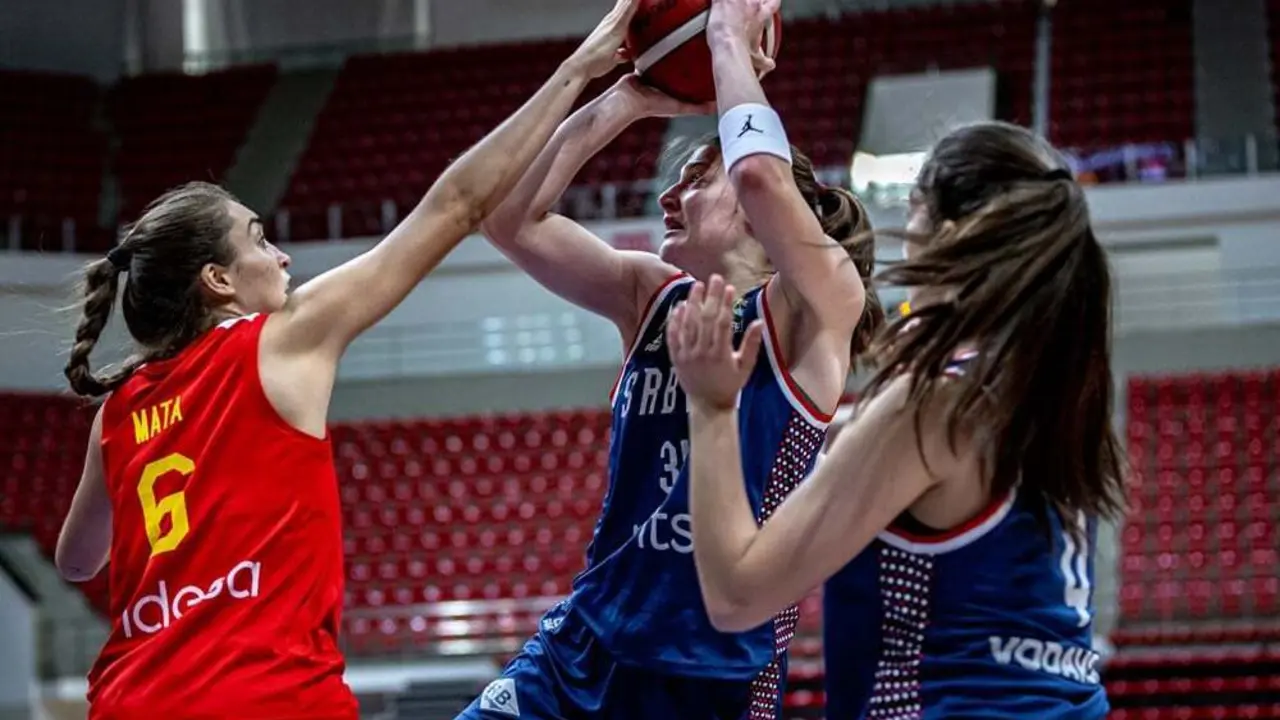 Marina Mata coloca un tap&oacute;n a Katarina Knedvic | Foto: FIBA