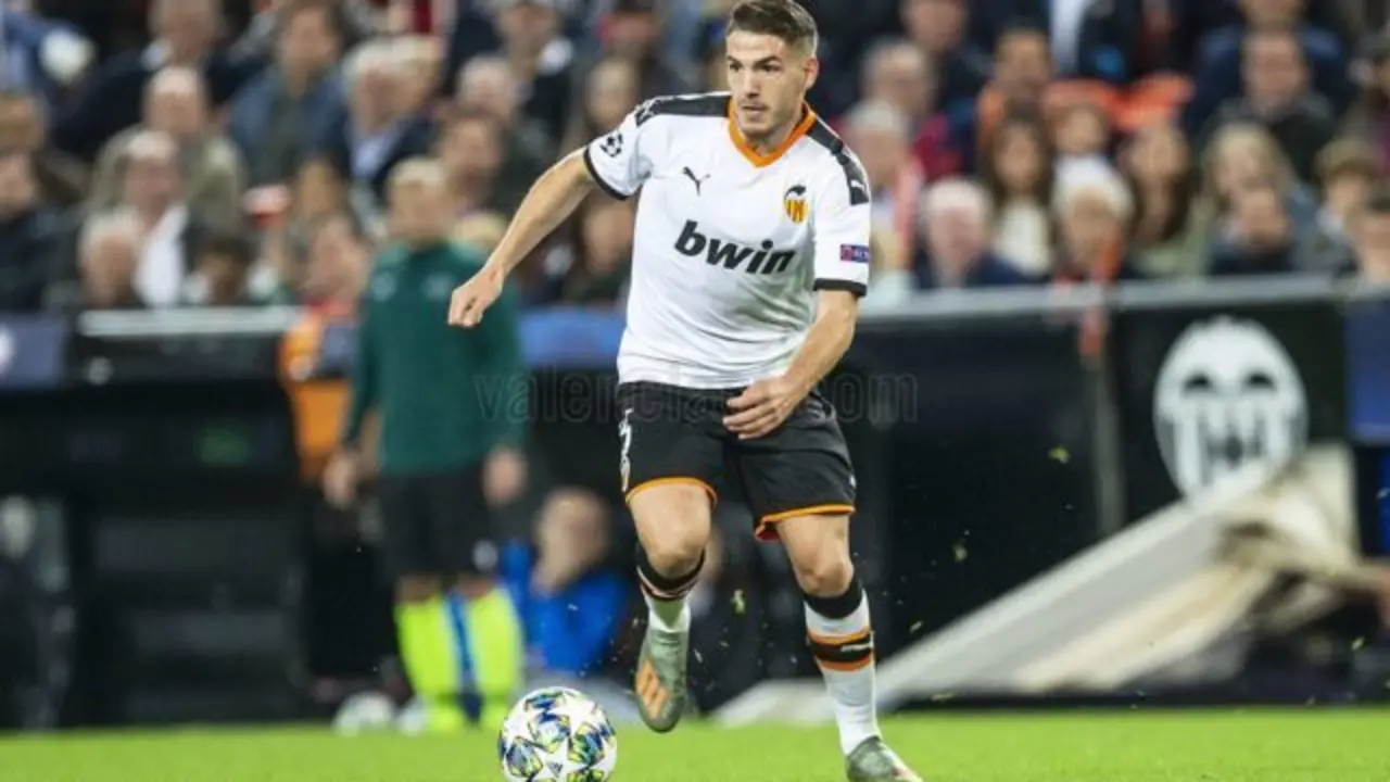 Manu Vallejo es la apuesta m&aacute;s personal de Juan Carlos Cordero | Foto: Valencia FC