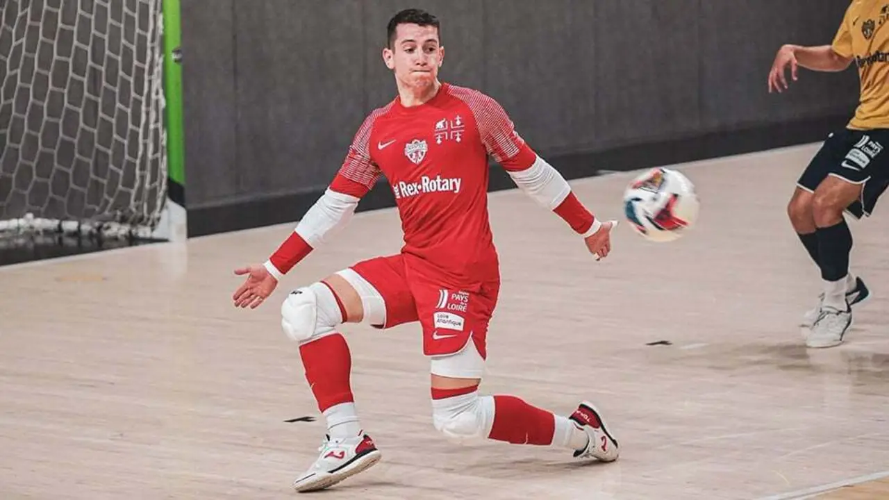 Fernando Fort detiene un bal&oacute;n