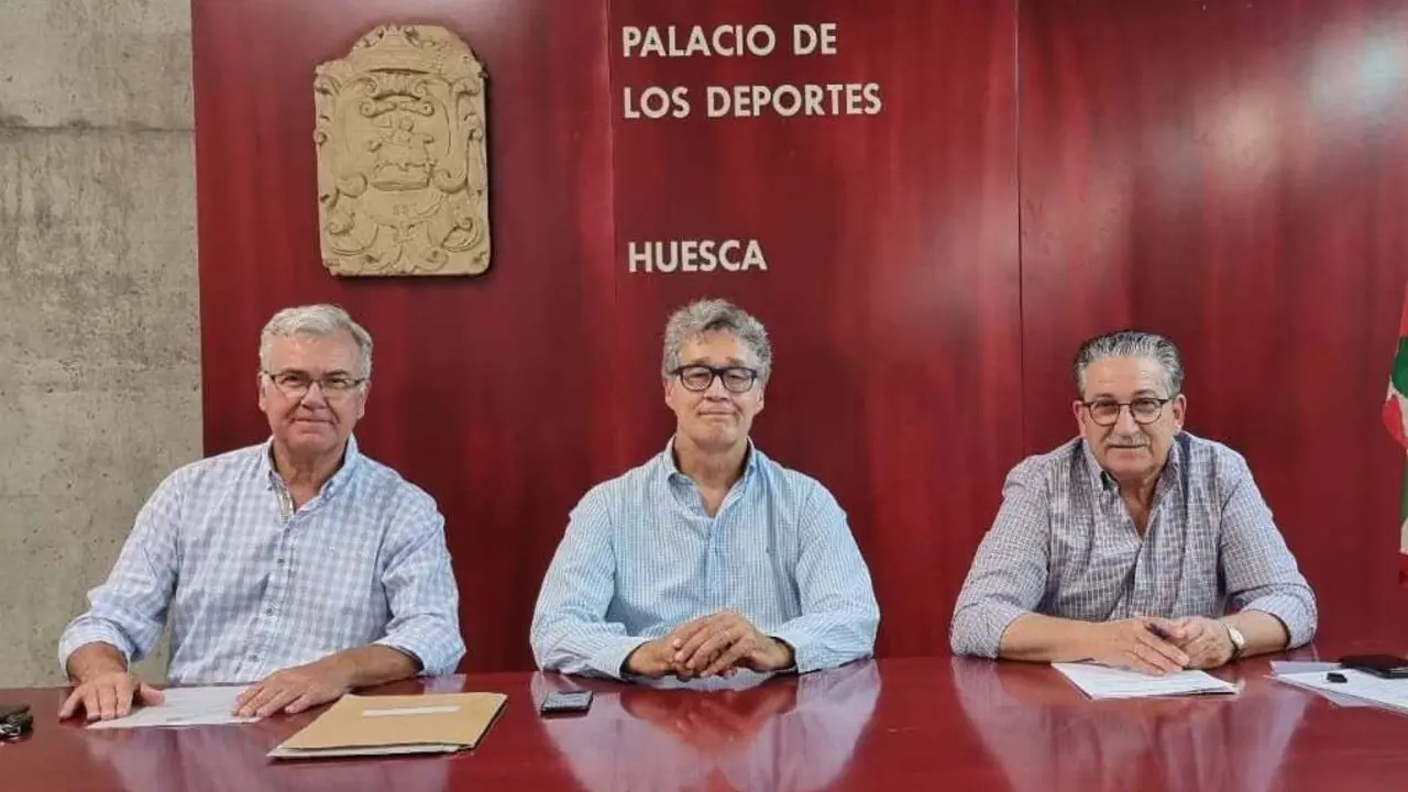 Pachi Gin&eacute; (centro) junto a miembros de su directiva.