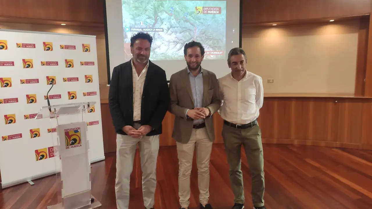 De izquierda a derecha, Jes&uacute;s Geric&oacute;, Isaac Claver y Fernando Escart&iacute;n en la presentaci&oacute;n de la Formigal-Tourmalet. Foto: Sportaragon