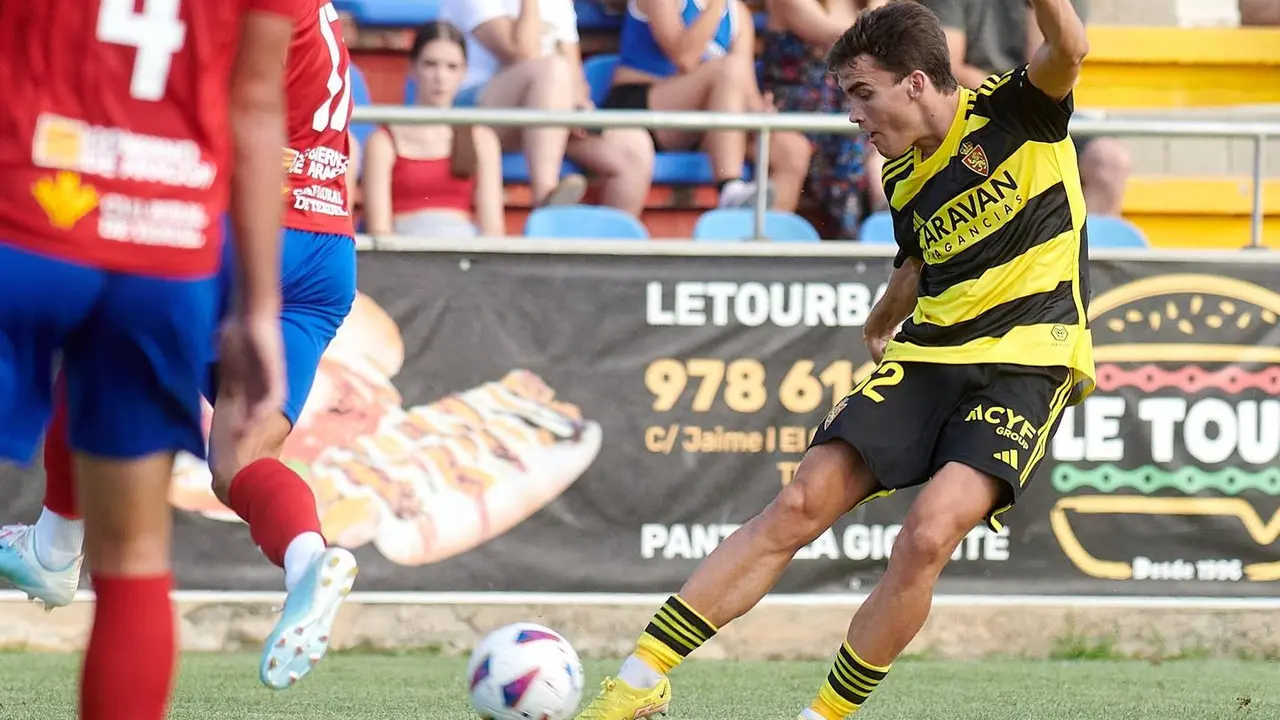 Chema Arag&uuml;&eacute;s se estren&oacute; ante el Teruel | Foto: Tino Gil / RZ 