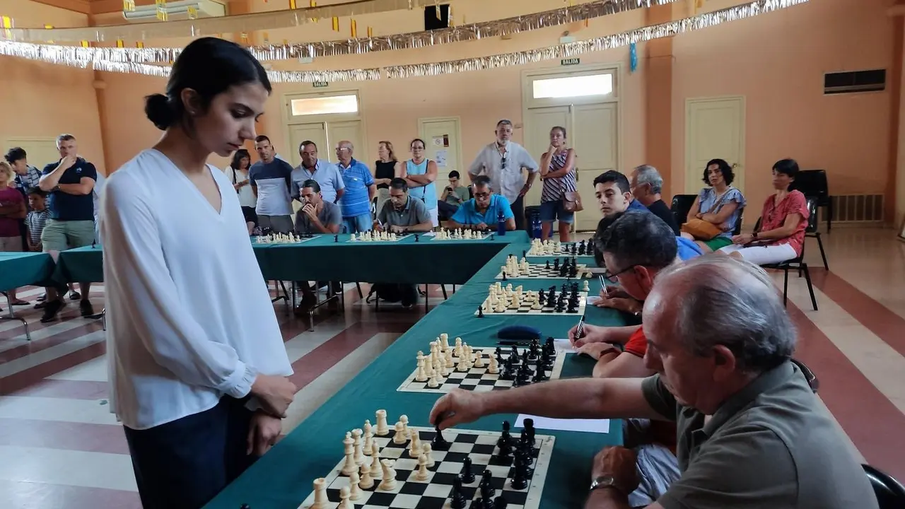Sara Khadem durante una de las 19 simult&aacute;neas que jug&oacute; y gan&oacute; en el Torneo de Ajedrez de Alcubierre. Foto: Cedida